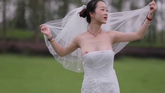 Hot Hòn Họt, cờ nhíp em gái nứng loz trong ngày cưới, mặc chiếc váy cưới mà hở cả đầu ti như này ai chịu nổi