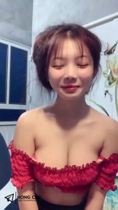 Em nữ sinh áo đỏ với nụ cười rất tươi!