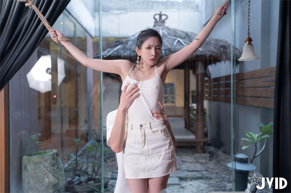 Bắt cóc nữ thần rồi về gây nứng bằng cách cù lét
