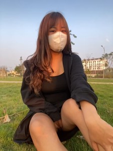 Dâm nữ thủ dâm tại bãi cỏ ngoài công viên