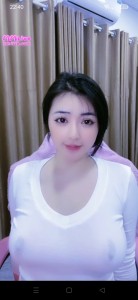 Nhìn em ấy mặc áo mà thấy bức bối giùm các anh ạ