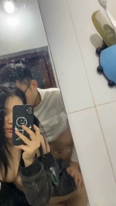 Clip nữ sinh quay cảnh doggy cùng bạn trai trước gương
