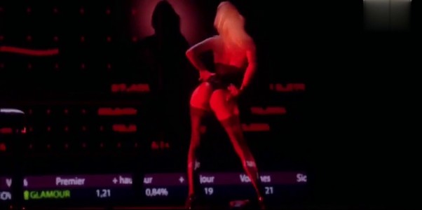 Full clip Lisa lộ hàng ngay trên sân khấu khi đang đi diễn