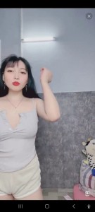 Như Ý 2k2 lại khoe cặp mông tròn lẳn nhìn thích quá