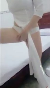 Nữ sinh áo dài show bím và màn đi khách ngay sau đó