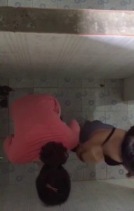 Quay lén các em nữ sinh thay đồ trong kí túc xá nè