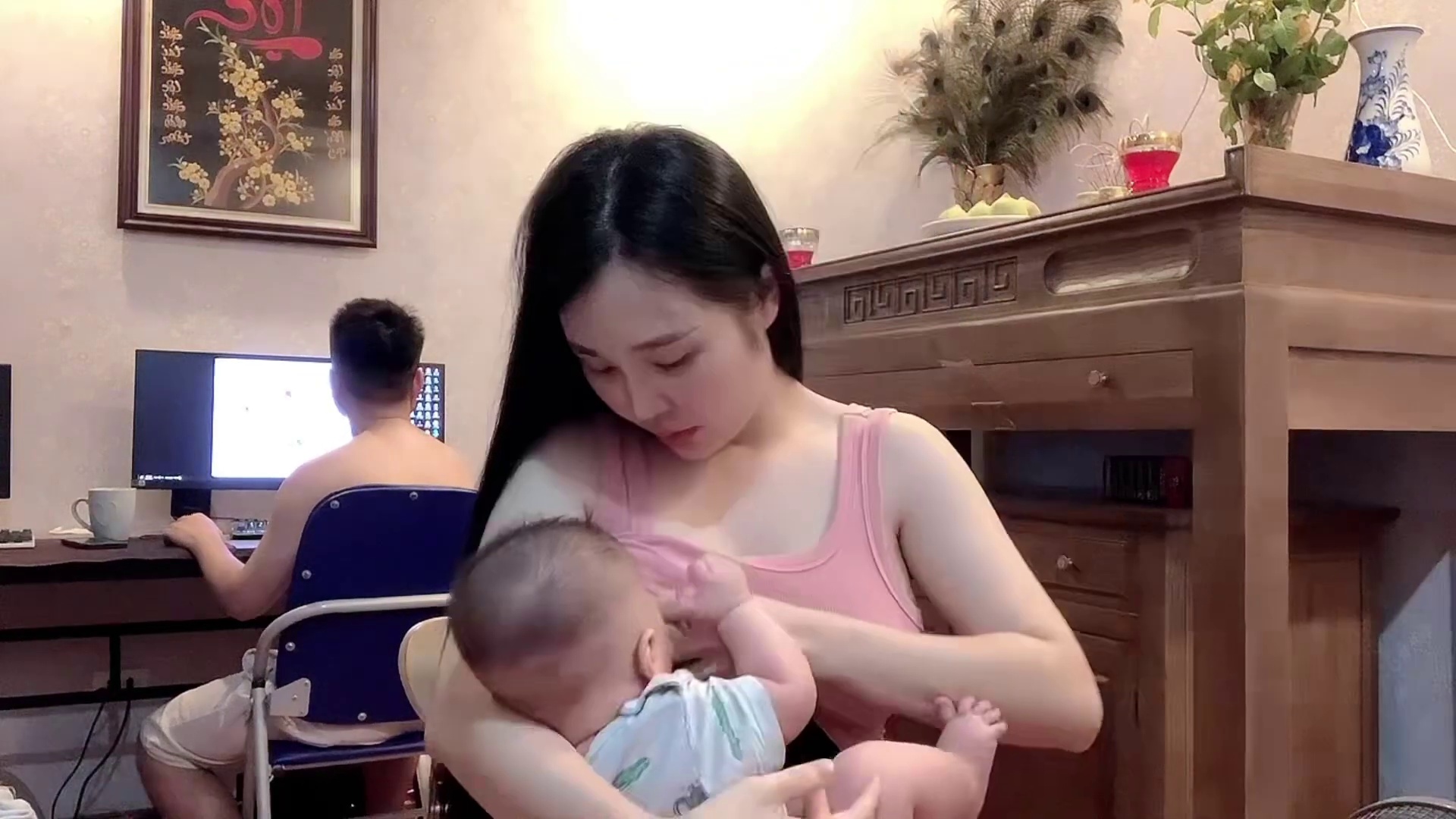 Single Mom Nhungxinh8899 khoả thân cho bé bú, trắng zl