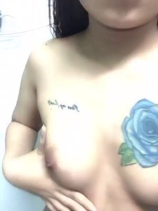 Thiếu nữ có hình săm hoa hồng khoe hàng trong nhà tắm