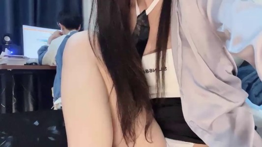 Thủ dâm với trứng rung trong lúc em trai đang học bài