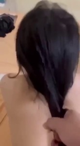 Anh trai thô bạo quá, túm tóc doggy xong còn bóp đỏ vú em nó nữa