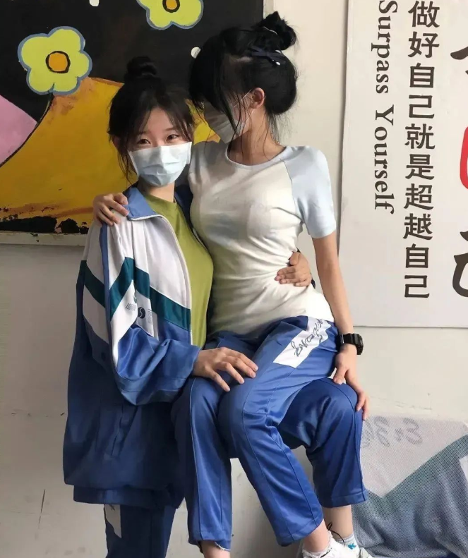 Full clip 9p29s em nữ sinh vú bự Kimheezk và anh gia sư may mắn