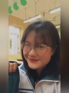 Nữ sinh cấp 3 cho anh em đây, đéo kính ngây thơ như em bé z, chịch cũng sướng thế lun