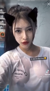 Uyên Nhi ăn bận kín đáo đi bơi mà nó lạ lắm