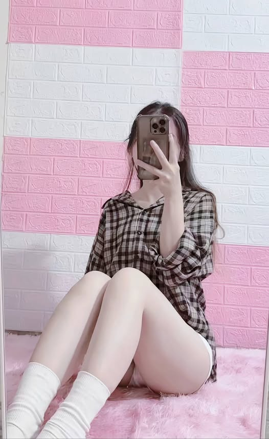 Clip đâm xuyên qua chiếc quần lọt khe trắng của em Thu Dung