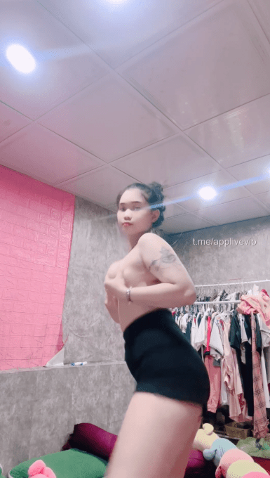 Lộ clip cô chủ shop quần áo Tiktok live bán bưởi cho tư bản