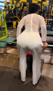 Mặc áo dài đi tập GYM cô em mông to gặp cái kết không tưởng