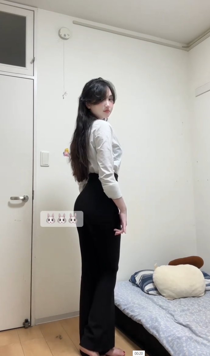 Đi làm về vừa tụt quần chưa kịp cởi áo thì bị anh đè sô pha luôn